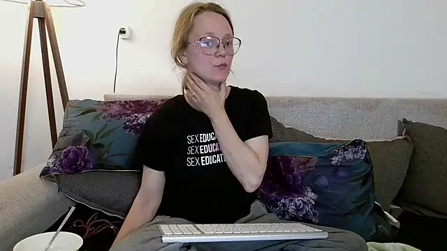 little-leni online show from 04-10-26, 08:35