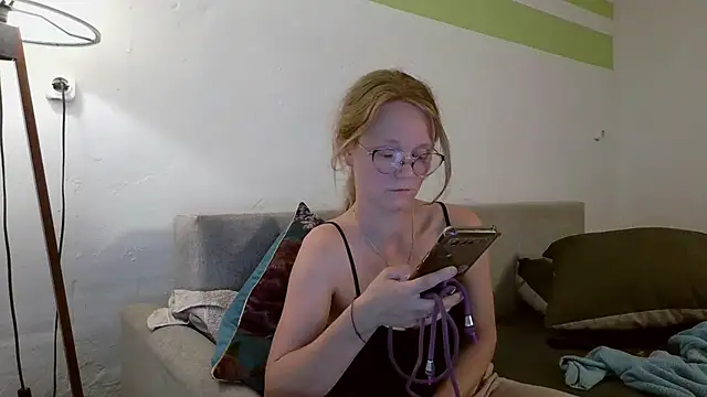 Snapshot of little-leni chatting on 04-28-26, 07:08 little-leni online show from 04-28-26, 07:08