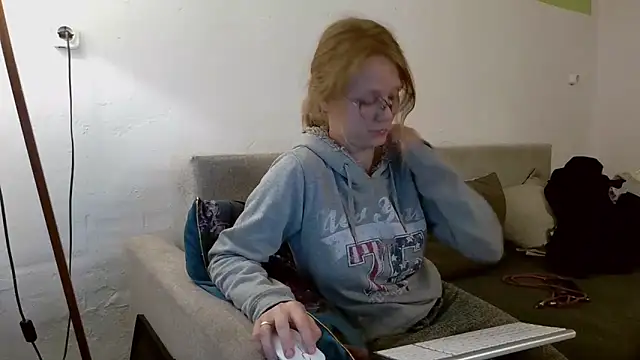 Snapshot of little-leni chatting on 05-02-26, 07:30 little-leni online show from 05-02-26, 07:30