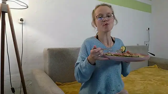 Snapshot of little-leni chatting on 05-08-26, 08:14 little-leni online show from 05-08-26, 08:14