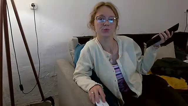 Snapshot of little-leni chatting on 06-02-26, 07:16 little-leni online show from 06-02-26, 07:16