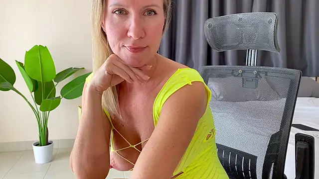 Snapshot of KatnessHot chatting on 11-29-25, 06:27 KatnessHot online show from 11-29-25, 06:27