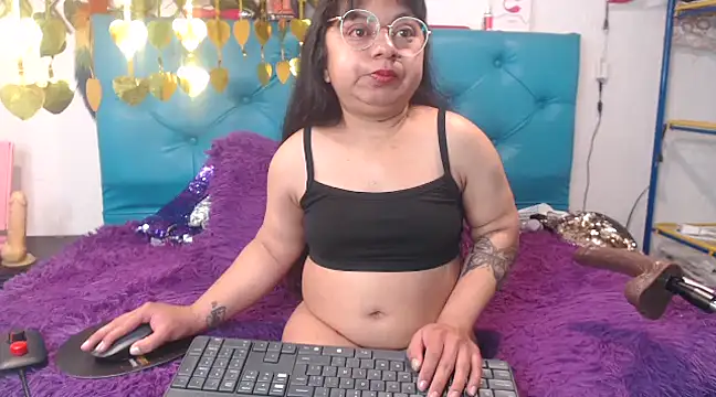 Snapshot of SARAWILLS chatting on 03-11-25, 01:34 SARAWILLS online show from 03-11-25, 01:34