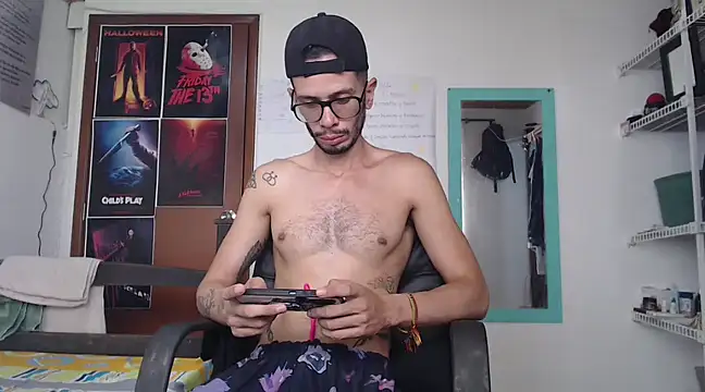 Snapshot of alisterxxx chatting on 03-11-25, 06:52 alisterxxx online show from 03-11-25, 06:52