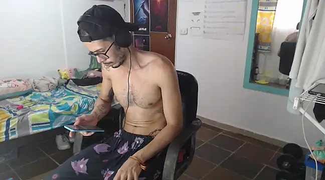 Snapshot of alisterxxx chatting on 03-18-25, 10:26 alisterxxx online show from 03-18-25, 10:26