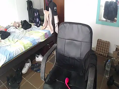 Snapshot of alisterxxx chatting on 12-04-25, 05:21 alisterxxx online show from 12-04-25, 05:21