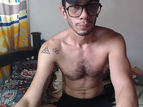 Snapshot of alisterxxx chatting on 12-05-25, 07:21 alisterxxx online show from 12-05-25, 07:21