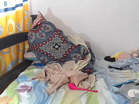 Snapshot of alisterxxx chatting on 12-16-25, 06:57 alisterxxx online show from 12-16-25, 06:57