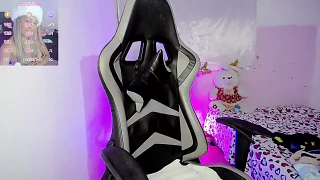 ninatiny online show from 02-28-25, 09:47