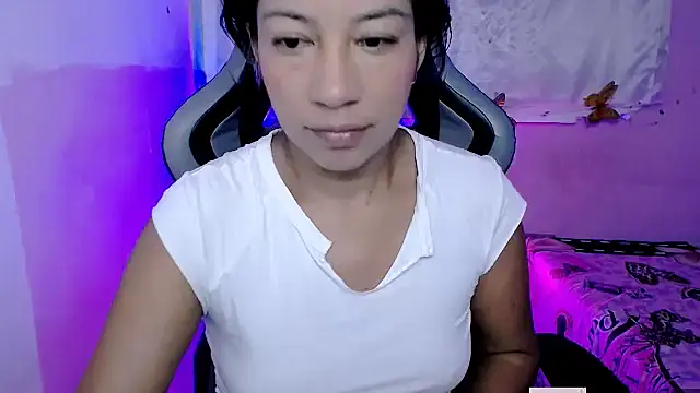 ninatiny online show from 10-28-25, 10:41