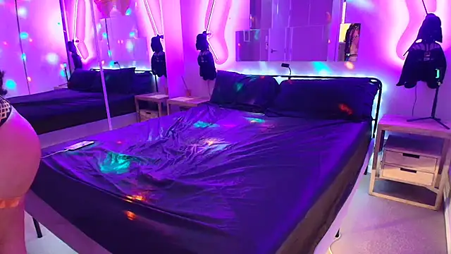 Snapshot of MikyFoxx chatting on 11-01-25, 04:14 MikyFoxx online show from 11-01-25, 04:14