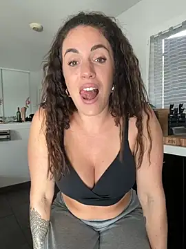 Snapshot of Clara-xoxo chatting on 11-28-25, 01:03 Clara-xoxo online show from 11-28-25, 01:03