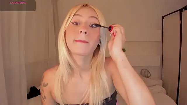 Snapshot of AshleyRoys chatting on 03-14-25, 04:30 AshleyRoys online show from 03-14-25, 04:30