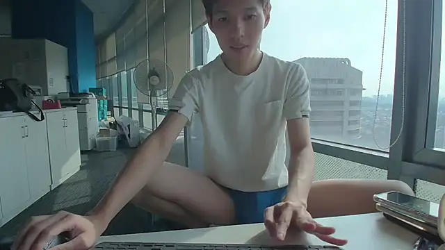 Snapshot of andrewooi chatting on 11-01-25, 01:18 andrewooi online show from 11-01-25, 01:18