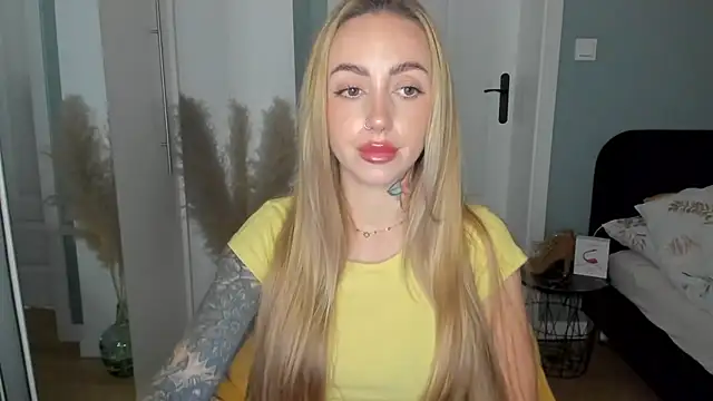 Snapshot of sexyCoralie chatting on 06-12-26, 07:18 sexyCoralie online show from 06-12-26, 07:18