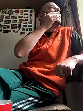 Snapshot of DanielOhCool chatting on 09-20-25, 08:37 DanielOhCool online show from 09-20-25, 08:37