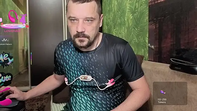 Snapshot of DanielOhCool chatting on 10-14-25, 07:31 DanielOhCool online show from 10-14-25, 07:31