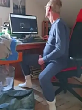 Snapshot of BerndisCam chatting on 12-01-25, 02:33 BerndisCam online show from 12-01-25, 02:33