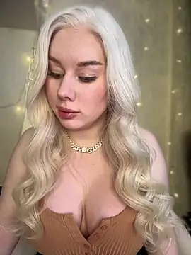 LaraHollywood online show from 01-30-25, 03:22