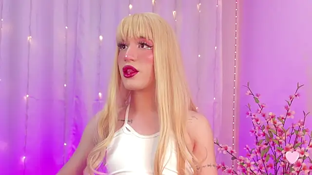 Snapshot of rosseblondee chatting on 09-25-25, 04:05 rosseblondee online show from 09-25-25, 04:05