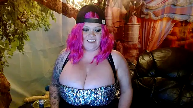 Snapshot of HoneyChambers chatting on 11-11-25, 12:10 HoneyChambers online show from 11-11-25, 12:10