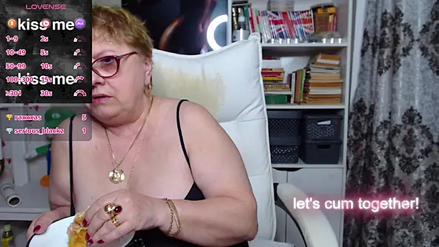 Snapshot of Mella4you chatting on 01-19-25, 02:28 Mella4you online show from 01-19-25, 02:28