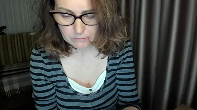 Snapshot of lauraoven chatting on 05-05-26, 06:16 lauraoven online show from 05-05-26, 06:16