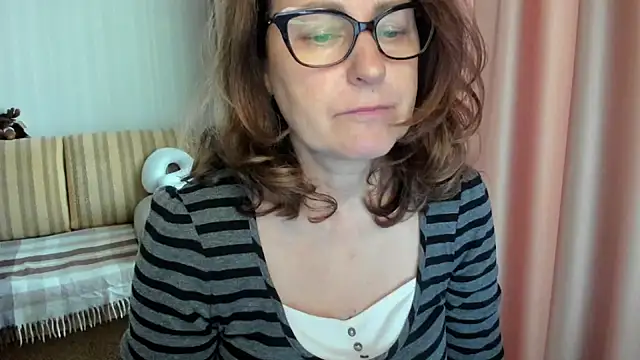 Snapshot of lauraoven chatting on 05-06-26, 02:11 lauraoven online show from 05-06-26, 02:11