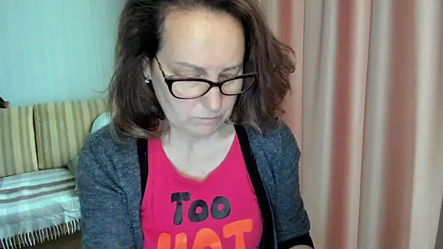 Snapshot of lauraoven chatting on 05-15-26, 07:59 lauraoven online show from 05-15-26, 07:59