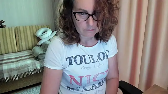 Snapshot of lauraoven chatting on 06-10-26, 07:18 lauraoven online show from 06-10-26, 07:18