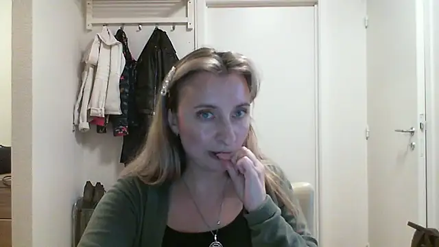 SusanCurt online show from 10-14-25, 01:12