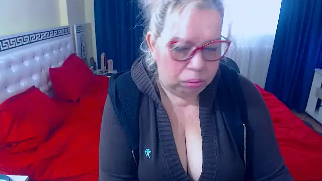 Snapshot of SonyaHotMilf chatting on 12-17-25, 09:37 SonyaHotMilf online show from 12-17-25, 09:37