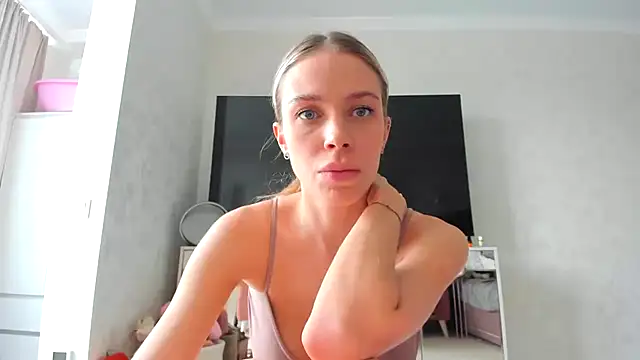Snapshot of Iris_cherry chatting on 03-04-25, 11:19 Iris cherry online show from 03-04-25, 11:19