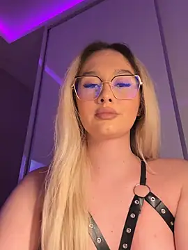 Snapshot of mollyxxx chatting on 04-30-26, 01:23 mollyxxx online show from 04-30-26, 01:23