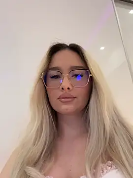 Snapshot of mollyxxx chatting on 05-03-26, 02:39 mollyxxx online show from 05-03-26, 02:39