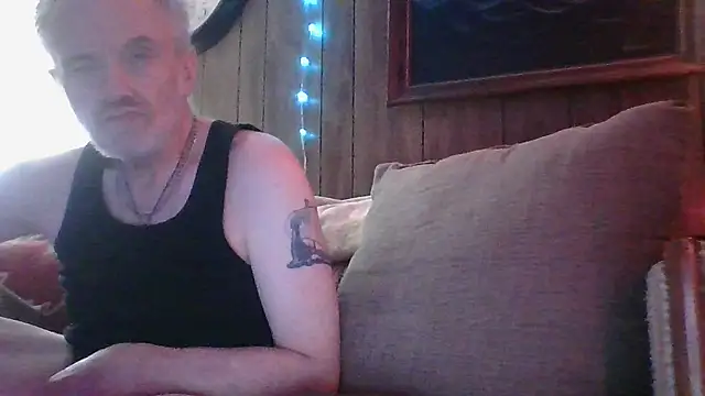 Snapshot of Makowboy chatting on 12-05-24, 02:00 Makowboy online show from 12-05-24, 02:00