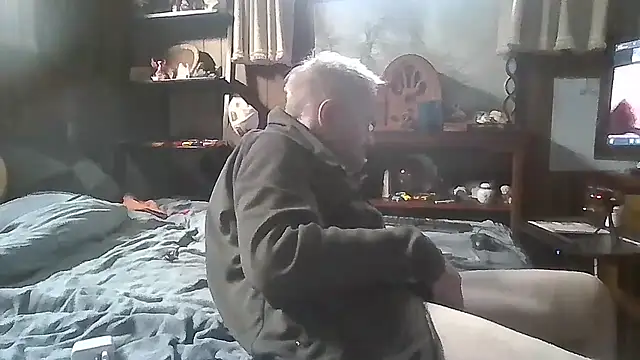Snapshot of Makowboy chatting on 06-08-26, 12:03 Makowboy online show from 06-08-26, 12:03