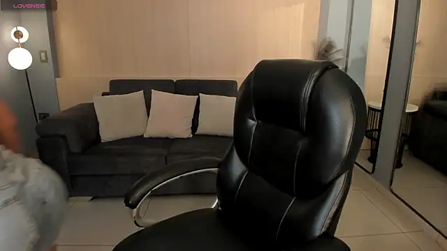 Snapshot of MiaRoberts1 chatting on 12-05-25, 06:37 MiaRoberts1 online show from 12-05-25, 06:37