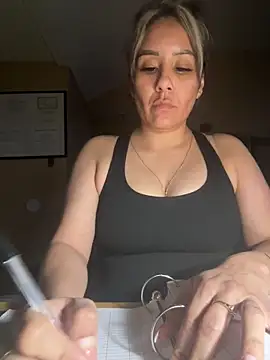 Snapshot of Aw_ThROAt9 chatting on 05-06-26, 05:35 Aw ThROAt9 online show from 05-06-26, 05:35