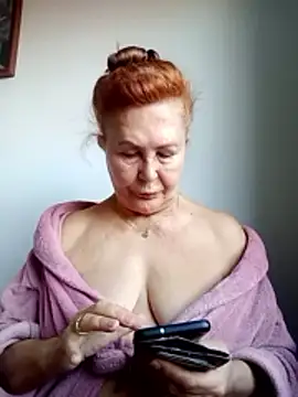 Hottie-Mom online show from 10-31-25, 08:48