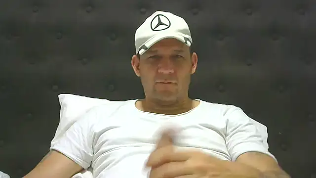 Snapshot of altenori112 chatting on 02-19-25, 02:23 altenori112 online show from 02-19-25, 02:23