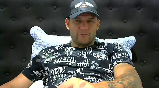 Snapshot of altenori112 chatting on 03-10-25, 08:23 altenori112 online show from 03-10-25, 08:23