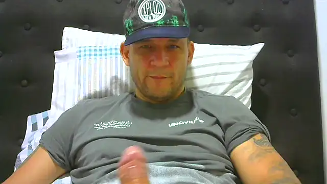 Snapshot of altenori112 chatting on 09-23-25, 09:51 altenori112 online show from 09-23-25, 09:51