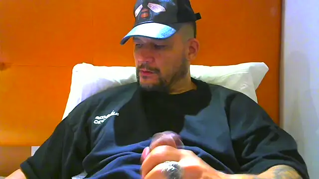 Snapshot of altenori112 chatting on 10-25-25, 02:08 altenori112 online show from 10-25-25, 02:08