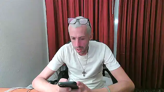 Snapshot of smokenstrokex chatting on 11-08-25, 01:17 smokenstrokex online show from 11-08-25, 01:17