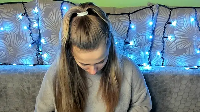 Snapshot of MaggieCake chatting on 12-03-24, 03:30 MaggieCake online show from 12-03-24, 03:30