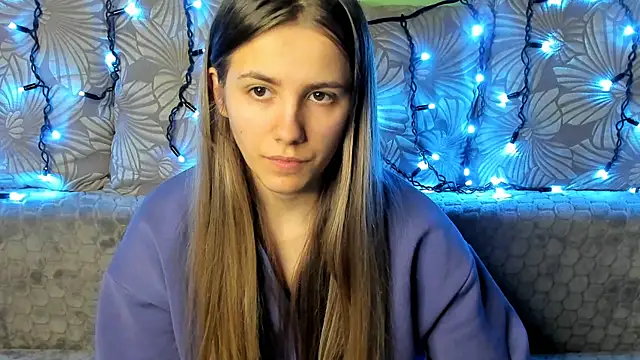 Snapshot of MaggieCake chatting on 12-15-24, 12:40 MaggieCake online show from 12-15-24, 12:40