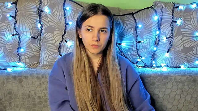 Snapshot of MaggieCake chatting on 12-15-24, 03:45 MaggieCake online show from 12-15-24, 03:45