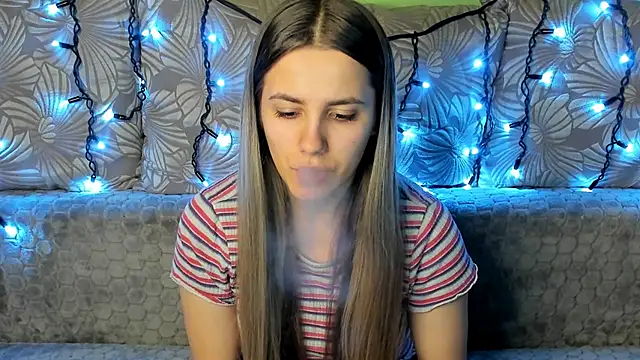 Snapshot of MaggieCake chatting on 12-24-24, 12:44 MaggieCake online show from 12-24-24, 12:44