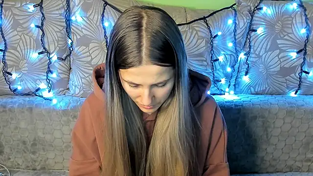 Snapshot of MaggieCake chatting on 12-26-24, 12:57 MaggieCake online show from 12-26-24, 12:57